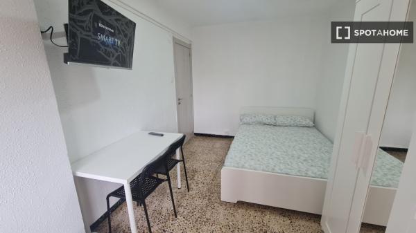 Se alquila habitación en piso de 4 dormitorios en Delicias, Zaragoza