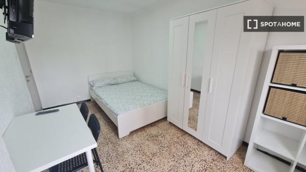 Se alquila habitación en piso de 4 dormitorios en Delicias, Zaragoza