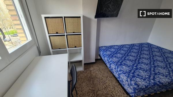 Se alquila habitación en piso de 4 dormitorios en Delicias, Zaragoza