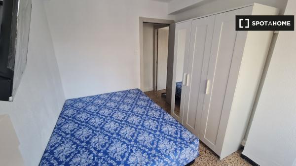 Se alquila habitación en piso de 4 dormitorios en Delicias, Zaragoza