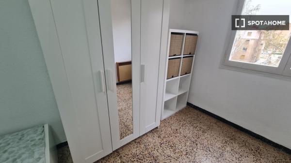 Se alquila habitación en piso de 4 dormitorios en Delicias, Zaragoza