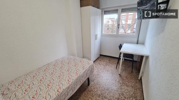 Se alquila habitación en piso de 4 dormitorios en Delicias, Zaragoza