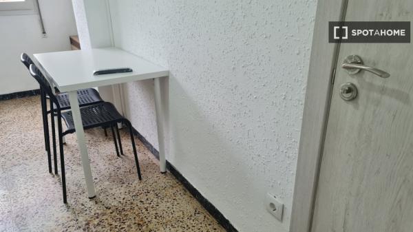 Se alquila habitación en piso de 4 dormitorios en Delicias, Zaragoza