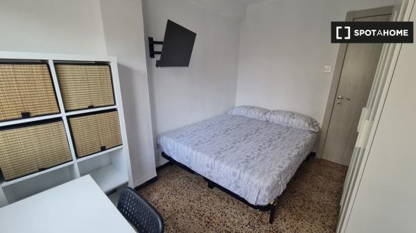 Se alquila habitación en piso de 4 dormitorios en Delicias, Zaragoza