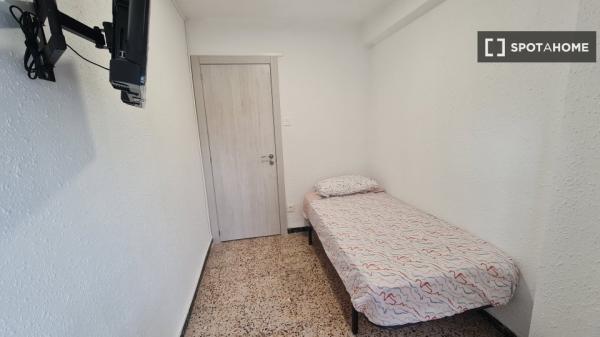 Se alquila habitación en piso de 4 dormitorios en Delicias, Zaragoza