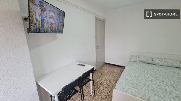 Se alquila habitación en piso de 4 dormitorios en Delicias, Zaragoza