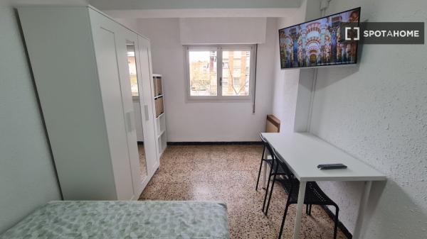 Se alquila habitación en piso de 4 dormitorios en Delicias, Zaragoza