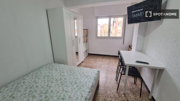 Se alquila habitación en piso de 4 dormitorios en Delicias, Zaragoza