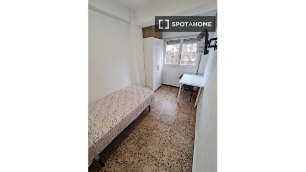 Se alquila habitación en piso de 4 dormitorios en Delicias, Zaragoza