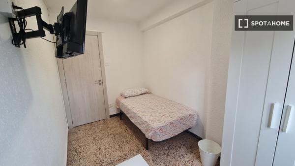 Se alquila habitación en piso de 4 dormitorios en Delicias, Zaragoza