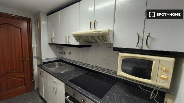 Se alquila habitación en piso de 4 dormitorios en Delicias, Zaragoza