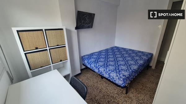 Se alquila habitación en piso de 4 dormitorios en Delicias, Zaragoza