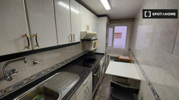 Se alquila habitación en piso de 4 dormitorios en Delicias, Zaragoza