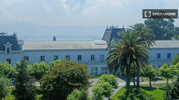 Stanza in affitto in appartamento con 3 camere da letto a Santander