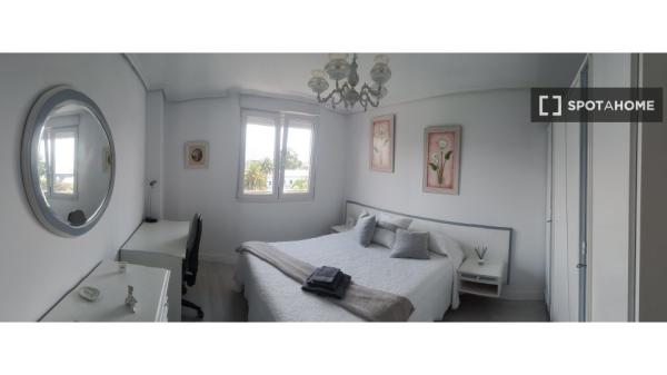 Room for rent in 3-bedroom apartment in Santander