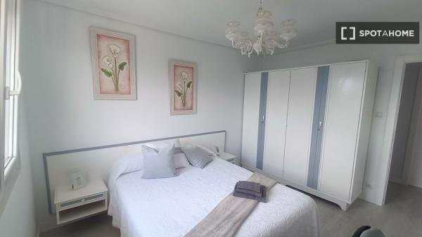 Room for rent in 3-bedroom apartment in Santander