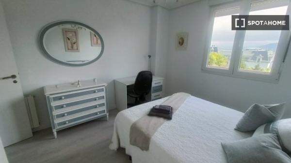 Room for rent in 3-bedroom apartment in Santander