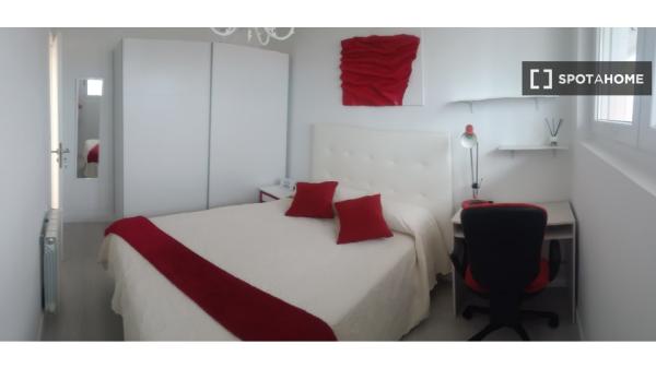 Room for rent in 3-bedroom apartment in Santander