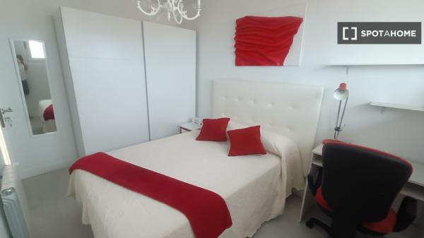 Room for rent in 3-bedroom apartment in Santander