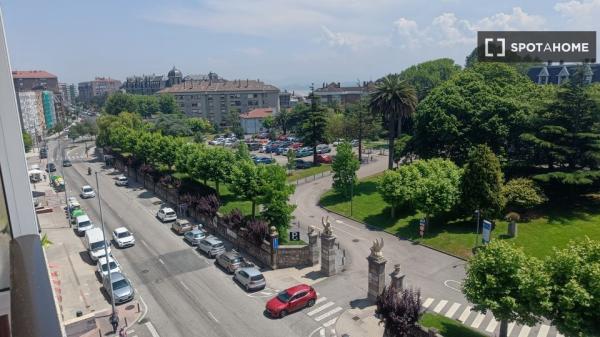 Stanza in affitto in appartamento con 3 camere da letto a Santander