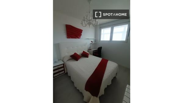 Room for rent in 3-bedroom apartment in Santander