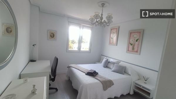 Room for rent in 3-bedroom apartment in Santander