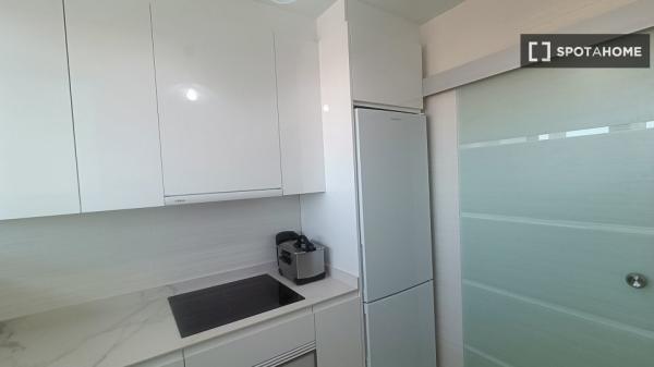 Alugo quarto em apartamento de 3 quartos em Santander