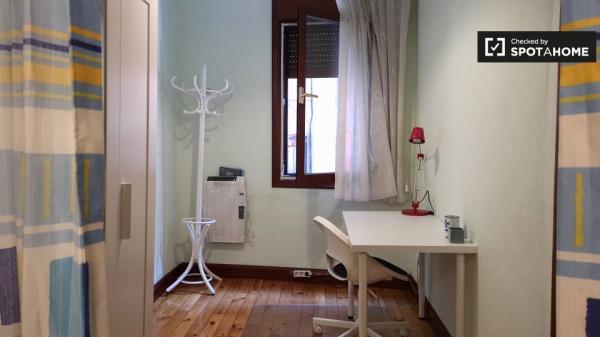 Quarto para alugar em apartamento de 3 quartos em Solokoetxe, Bilbao