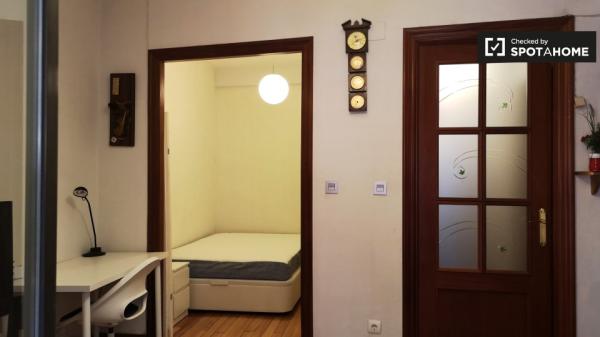 Quarto para alugar em apartamento de 3 quartos em Solokoetxe, Bilbao