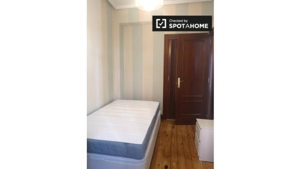 Chambre à louer dans un appartement de 3 chambres à Solokoetxe, Bilbao