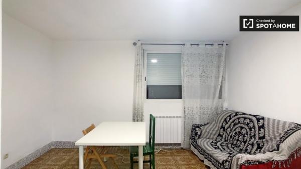 Camera pratica in affitto in appartamento con 3 camere da letto, Villaverde