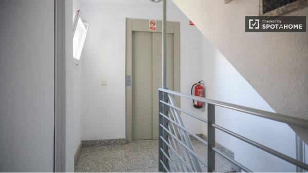 Camera pratica in affitto in appartamento con 3 camere da letto, Villaverde