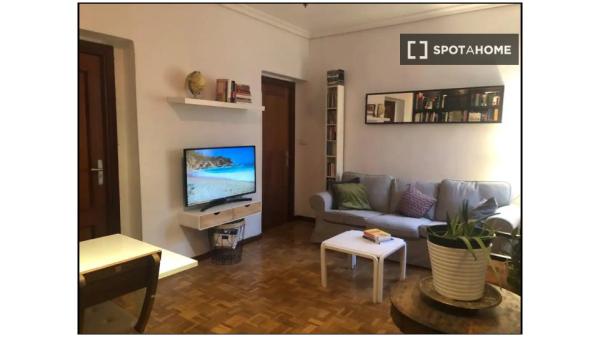 Se alquila habitación en apartamento de 3 dormitorios en Madrid