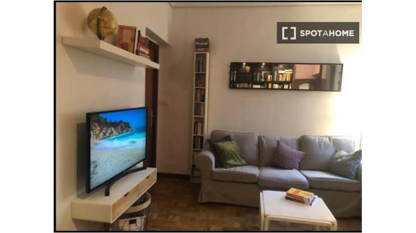 Se alquila habitación en apartamento de 3 dormitorios en Madrid