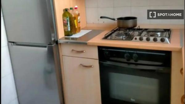 Se alquila habitación en apartamento de 3 dormitorios en Madrid