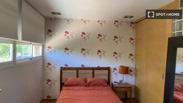 Room for rent in 5-bedroom house in Sevilla