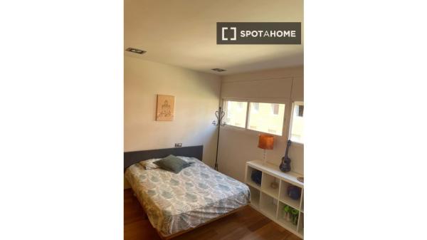 Room for rent in 5-bedroom house in Sevilla