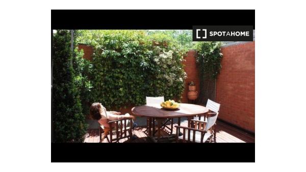 Room for rent in 5-bedroom house in Sevilla