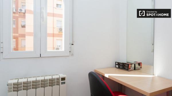 Acogedora habitación en un apartamento de 4 dormitorios en Getafe, Madrid