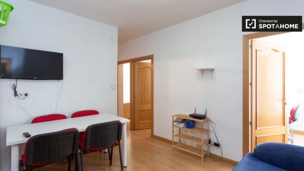 Acogedora habitación en un apartamento de 4 dormitorios en Getafe, Madrid