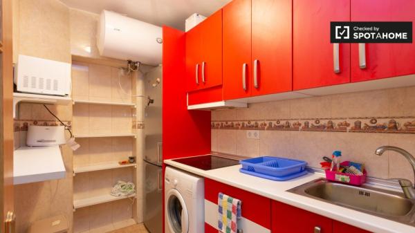 Acogedora habitación en un apartamento de 4 dormitorios en Getafe, Madrid