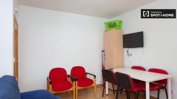 Acogedora habitación en un apartamento de 4 dormitorios en Getafe, Madrid