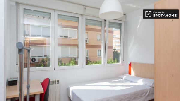 Acogedora habitación en un apartamento de 4 dormitorios en Getafe, Madrid