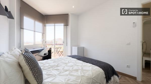 Se alquila habitación en apartamento de 3 dormitorios en Barcelona