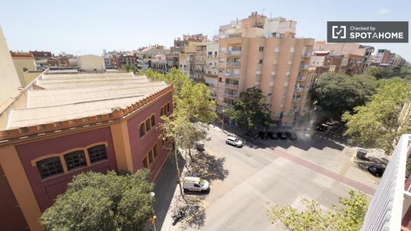 Se alquila habitación en apartamento de 3 dormitorios en Barcelona