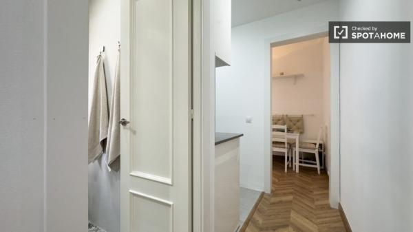 Se alquila habitación en apartamento de 3 dormitorios en Barcelona