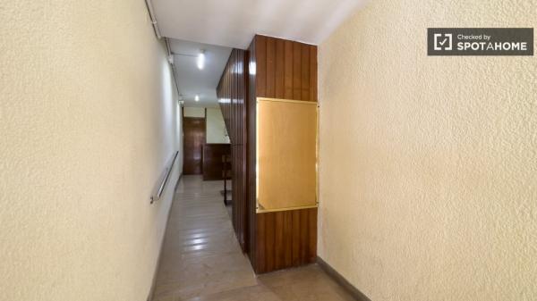 Se alquila habitación en apartamento de 3 dormitorios en Barcelona