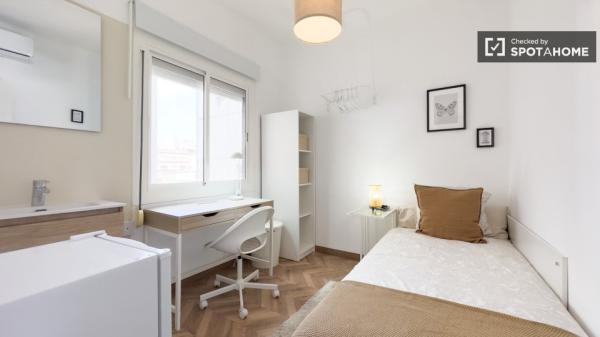 Se alquila habitación en apartamento de 3 dormitorios en Barcelona