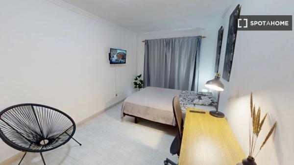 Room for rent in 4-bedroom apartment in Las Palmas