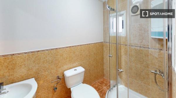 Room for rent in 4-bedroom apartment in Las Palmas